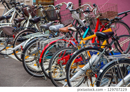 車站前的自行車停車場的自行車 129707229