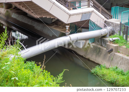 Water pipes that cross rivers Water pipes that cross rivers 129707233