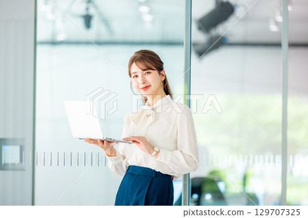 筆記本電腦業務的女人 筆記本電腦業務的女人 129707325