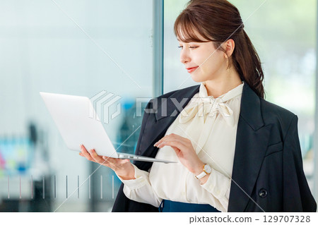 筆記本電腦業務的女人 129707328