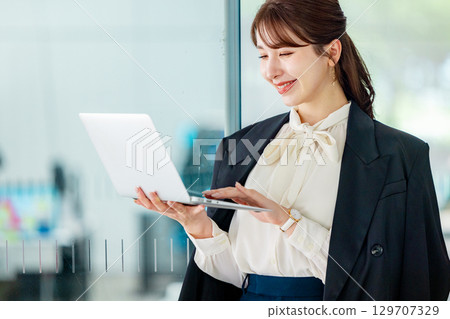 筆記本電腦業務的女人 129707329