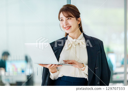 筆記本電腦業務的女人 129707333