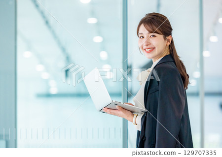 Business woman with laptop 129707335