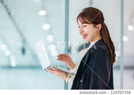 筆記本電腦業務的女人 129707336