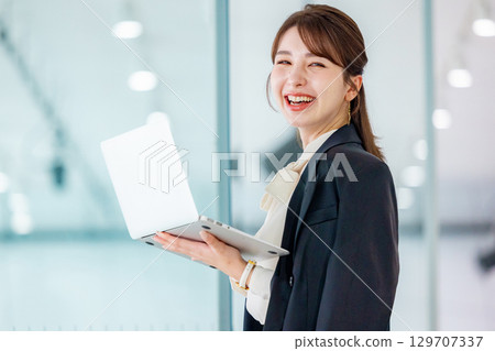 筆記本電腦業務的女人 129707337