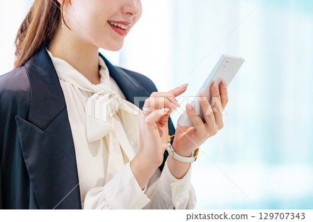 操作智能手機的女商人 129707343