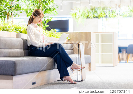 在接空間工作的女人 129707344