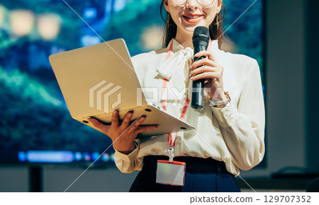 女商人在辦公室對著麥克風講話 129707352