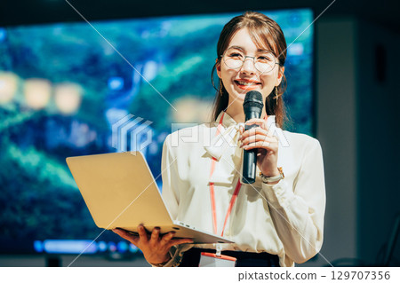 女商人在辦公室對著麥克風講話 129707356