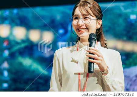 女商人在辦公室對著麥克風講話 129707358