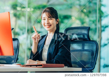 在辦公室使用個人計算機的女商人 129707398