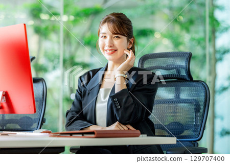 在辦公室使用個人計算機的女商人 129707400