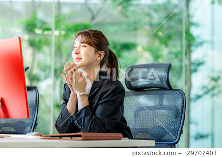 Business woman using a personal computer in the office 129707401