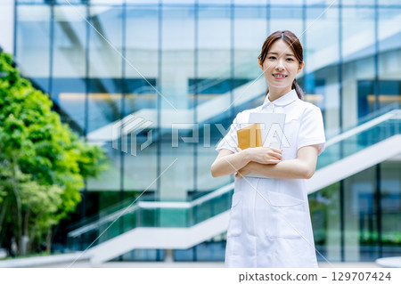 Young nurse image 129707424