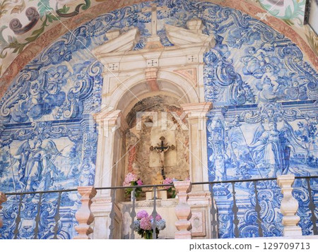 維拉門（Porta da Vila），奧比多斯的入口，有藍色裝飾瓷磚（葡萄牙） 129709713