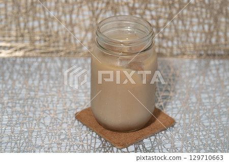 玻璃杯中的冰牛奶咖啡 129710663