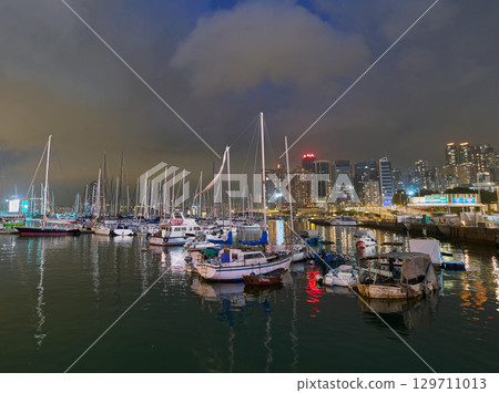 Night view of the yacht harbor and skyscrapers of Victoria Harbour, Hong Kong 129711013