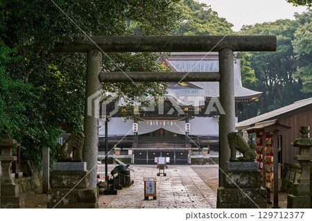 坂津磯崎神社鳥居與正殿的景色 129712377