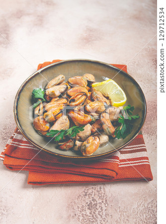 mussels no shell, boiled, mussels, peeled, in a bowl, with lemon and parsley, Chilean mussels, top view, no people, 129712534