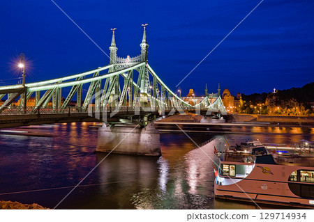 Liberty bridge in Budapest at nighttime Liberty bridge in Budapest at nighttime 129714934