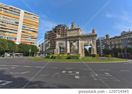 Porta de la Mar and roundabout in Valencia 129714945
