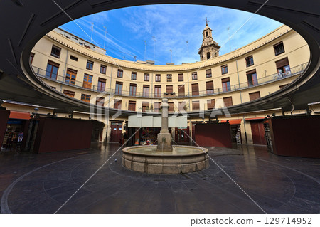 Placa Redona in Valencia with view on the tower of the church of Santa Caterina 129714952