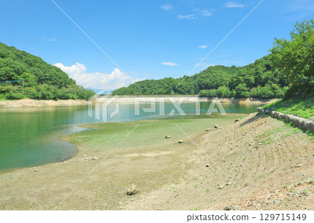 儘管水位正在下降,押尾湖仍然很美麗,周圍環繞著夏日的天空和綠色植物。 儘管水位正在下降,押尾湖仍然很美麗,周圍環繞著夏日的天空和綠色植物。 129715149