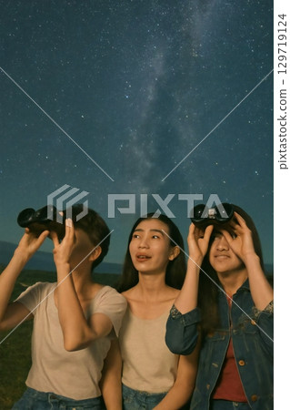 我生成了一張女士和三位朋友用雙筒望遠鏡觀察星空下星星的圖像。 129719124