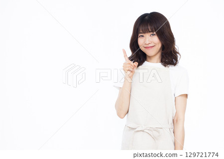 Housewife raising index finger 129721774