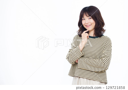 微笑著思考的女人 129721858