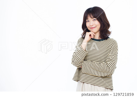 微笑著思考的女人 129721859