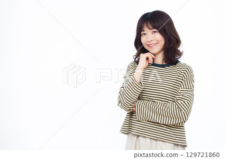 微笑著思考的女人 129721860