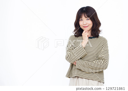 微笑著思考的女人 129721861