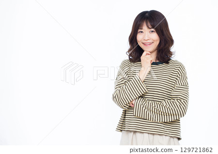 微笑著思考的女人 129721862