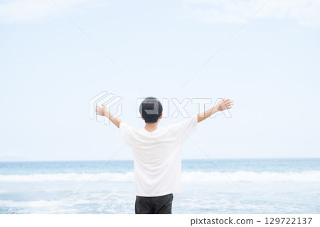 青少年在海中張開雙臂-青春與自由的形象 青少年在海中張開雙臂-青春與自由的形象 129722137