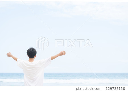 青少年在海中張開雙臂-青春與自由的形象 青少年在海中張開雙臂-青春與自由的形象 129722138