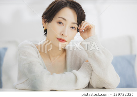 中年婦女在房間裡放鬆 129722325