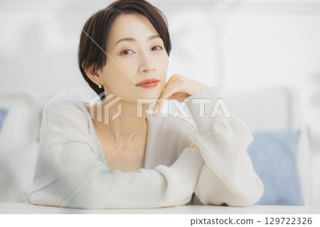 中年婦女在房間裡放鬆 中年婦女在房間裡放鬆 129722326
