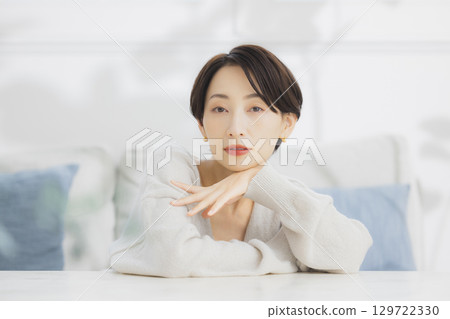 Middle women to relax in the room 129722330