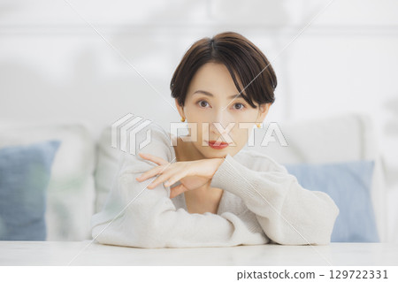 Middle women to relax in the room 129722331