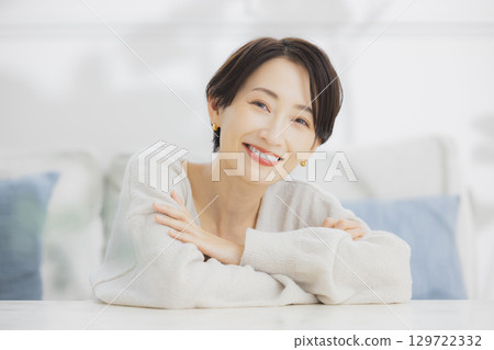 中年婦女在房間裡放鬆 中年婦女在房間裡放鬆 129722332