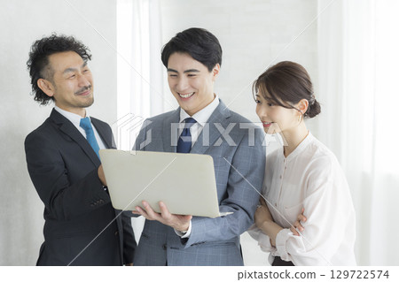 商人和女商人與筆記型電腦 商人和女商人與筆記型電腦 129722574