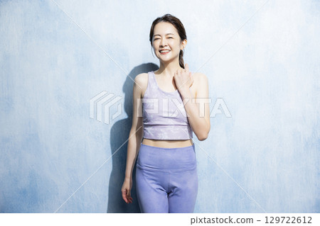 Women stretching 129722612