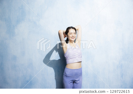 Women stretching 129722615