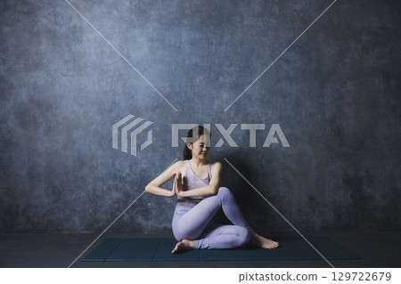 Women who do yoga 129722679