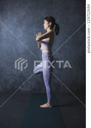 做瑜伽的女人 129722684