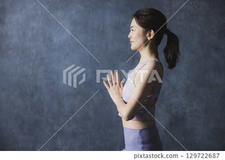 做瑜伽的女人 129722687