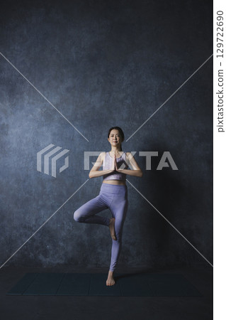 做瑜伽的女人 129722690