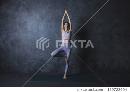 Women who do yoga 129722694