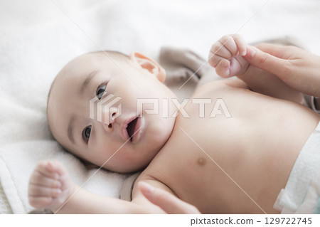 年輕的母親照顧她的孩子 129722745